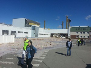 В результате обрушения склада в Лебедяни на улице оказались десятки уцелевших пачек с соком