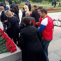 Церемония возложения цветов на Пискаревском кладбище в Санкт-Петербурге