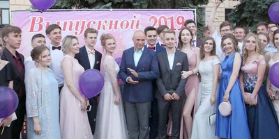 Выпускники простились со школой