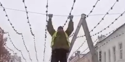 Ельчанин проверил на прочность городскую гирлянду