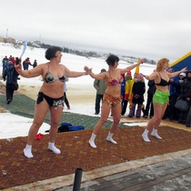 Липецкие моржи на XI Фестивале активного семейного отдыха "Зимние забавы" в Угличе