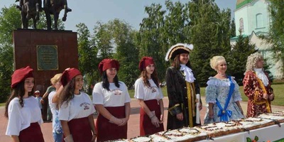 Чаплыгинцы испекли гигантский пирог