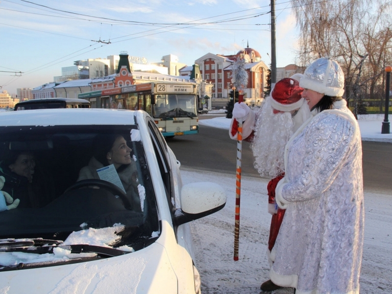 Дед Мороз и Снегурочка вышли патрулировать дороги в Липецке