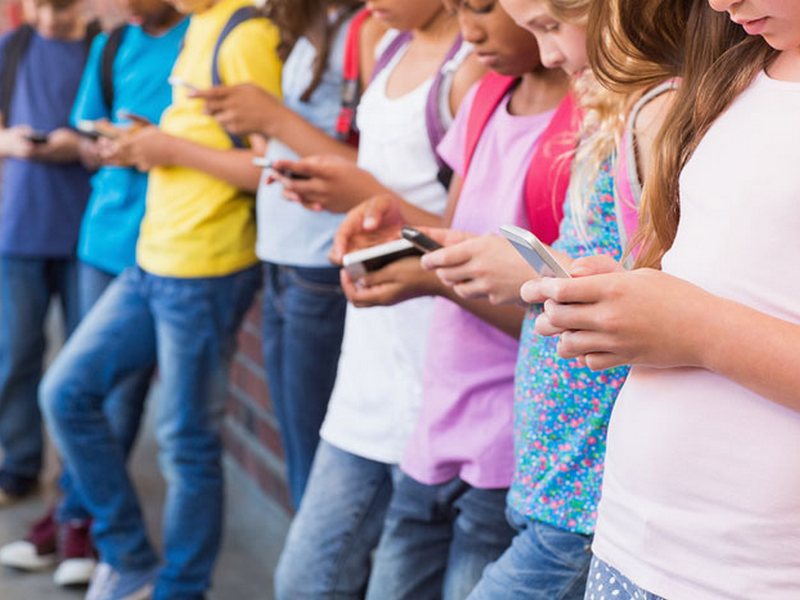 Запретят ли школьникам пользоваться телефонами?