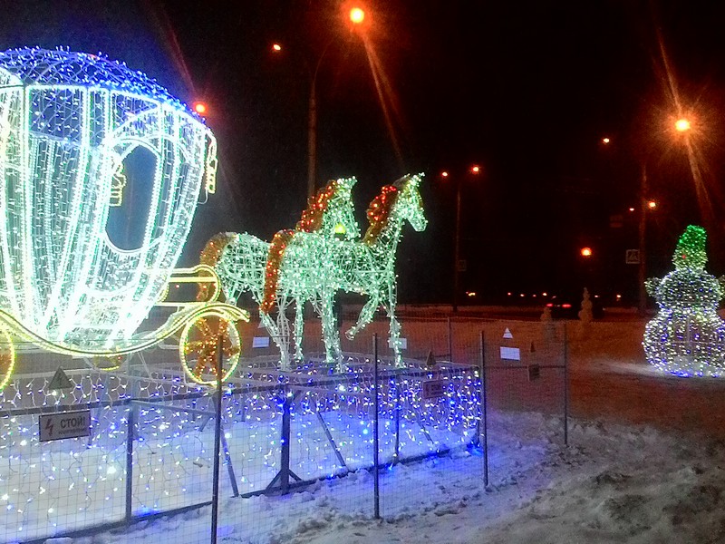 В Липецке демонтируют новогоднюю карету и снеговиков