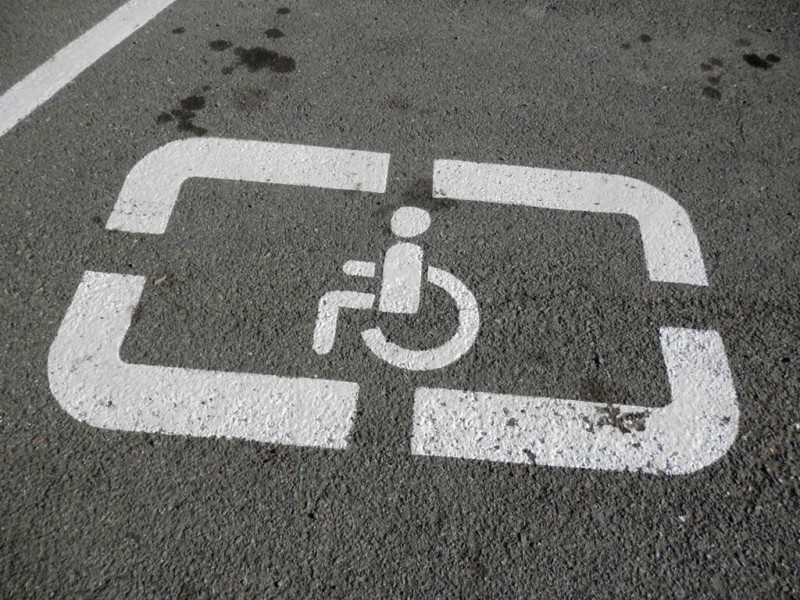 Гендиректора торгового центра наказали за отсутствие парковки для инвалидов