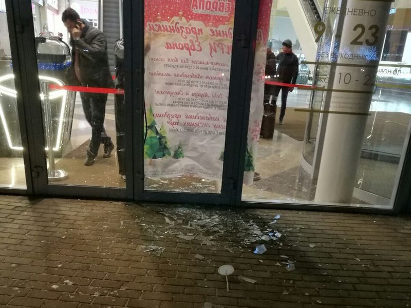 Дебоширы разбили стекла на входе в ТРЦ в Липецке