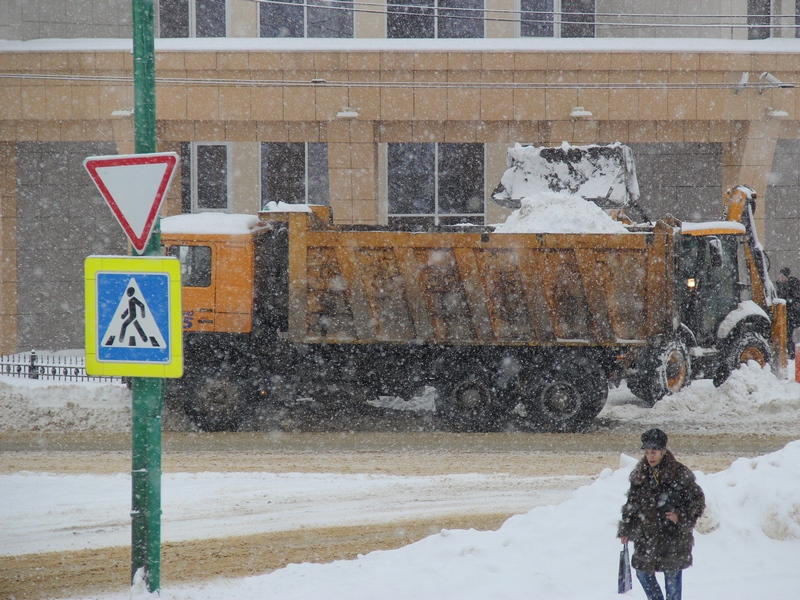 Более ста спецмашин устраняют снежные завалы в Липецке