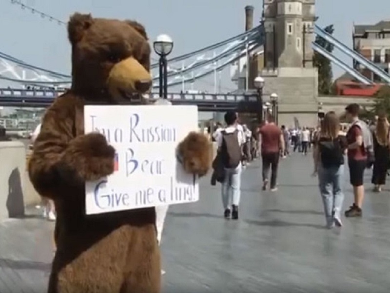 "Русский медведь" показал британцам, как их встретят в России