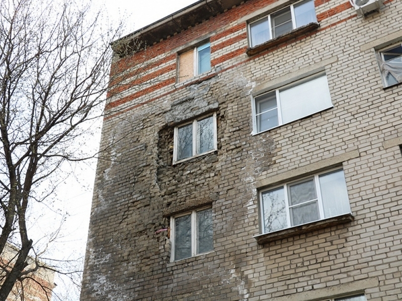 В одном из домов Липецка обрушилась часть стены