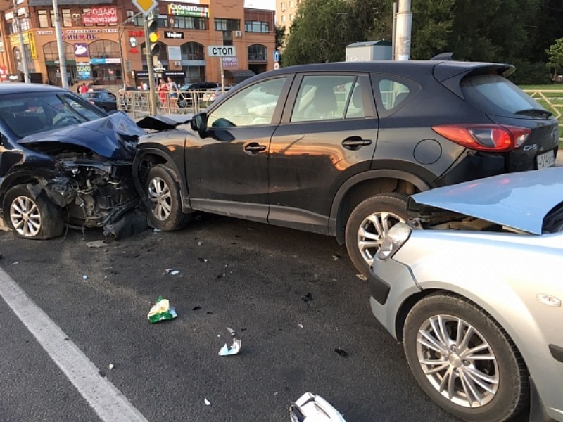 В Липецке столкнулись шесть автомобилей