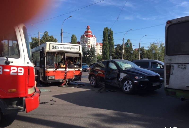На трассе Липецка столкнулись автобус и "БМВ"