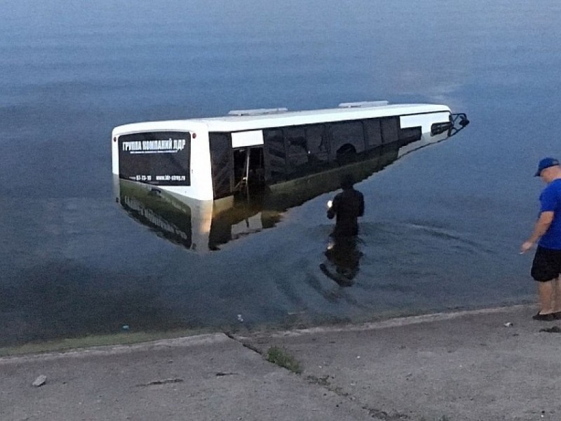 В Грязинском районе автобус рухнул в водохранилище