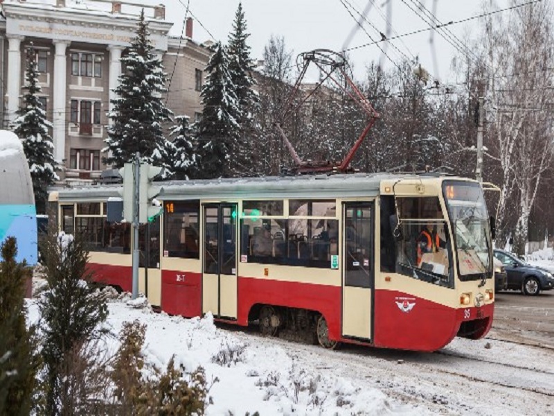 В Липецке трамвай повредил припаркованные машины