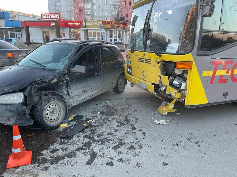 В Липецке столкнулись две легковушки и автобус