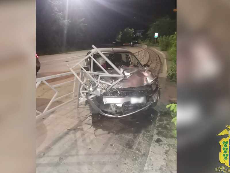 Полиция нашла водителя, сбившего дорожное ограждение в Липецке