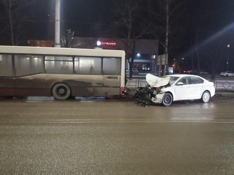 В Липецке столкнулись автобус и легковушка