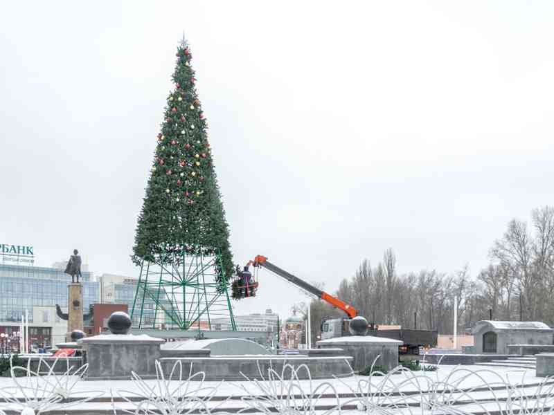 В Липецке устанавливают главную городскую елку