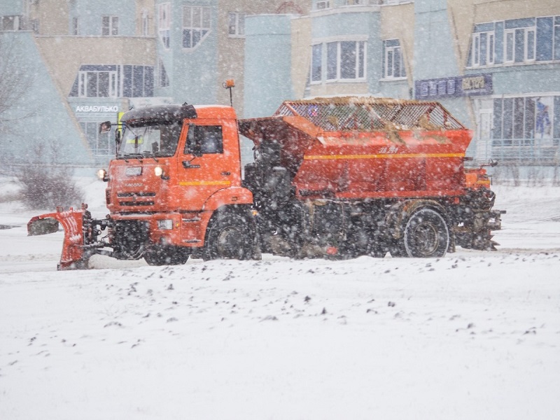 В Липецке борются с последствиями снегопада
