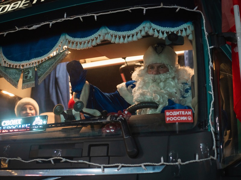 Дед  Мороз за рулем грузовика