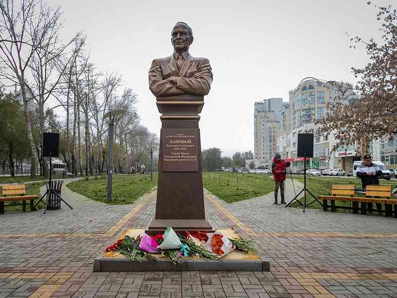 В Липецке открыли памятник Василию Лановому
