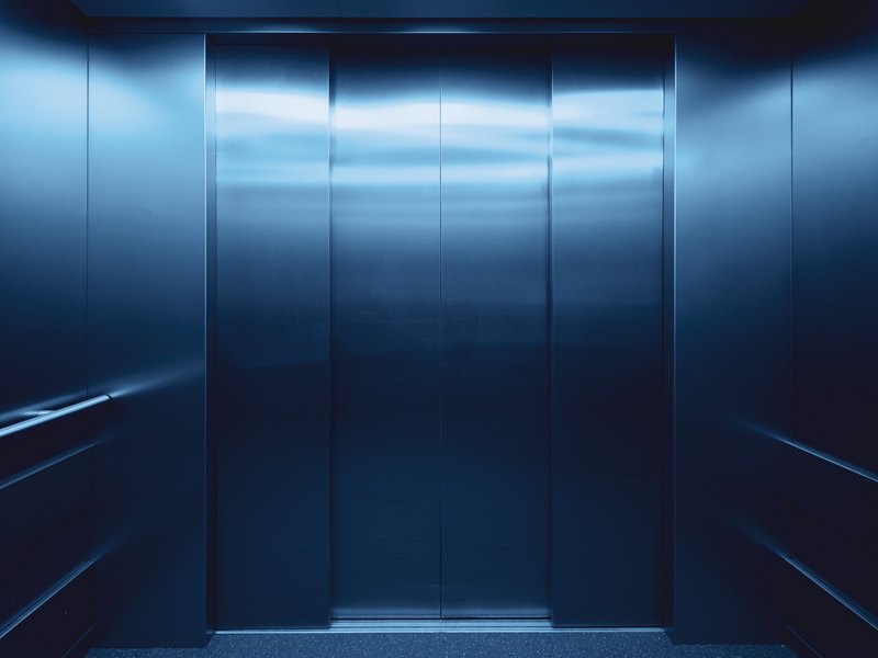 До конца года рабочие заменят 153 лифта в многоэтажках
