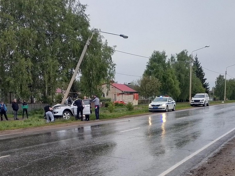 ДТП в Лебедянском районе: иномарка влетела в столб
