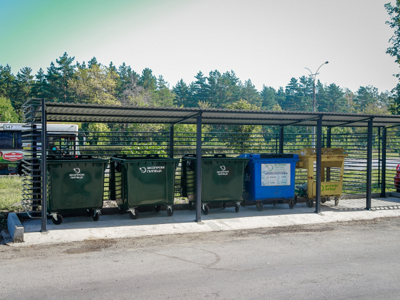 В Липецке обновляют площадки для мусорных контейнеров