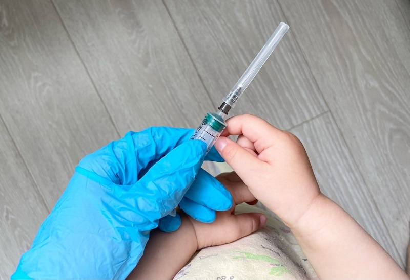 Прививки детям: какие, когда и стоит ли делать?