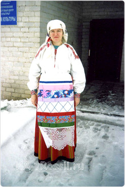 Нина Николаевна Карлина (1966 г.р.) в традиционном костюме молодой замужней женщины, с.Екатериновка Добровского р-на Липецкой области