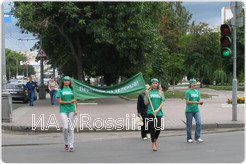 Уже сегодня на улицах города можно увидеть активистов, которые наглядно демонстрируют орловцам, что дорогу нужно переходить только на зеленый свет
