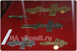Эти старинные кресты изъяли у контрабандистов.