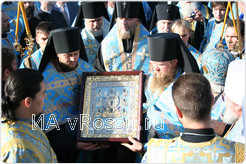 После молебна икона будет помещена в Знаменском соборе Курска.
