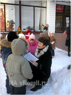 Директор ЦБС Виктория Якимович с удовольствием общалась с малышами