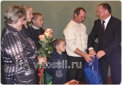 Многодетная семья Кукушкиных из Добринского района получила материальную помощь на строительство