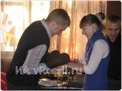 Алексей Чернецов во время конкурса поедания конфет на время