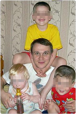 Иван, бывший муж убитой Марии Шкарупы, с сыновьями<br>
фото с сайта 