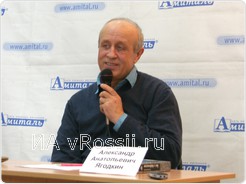 Александр Ягодкин на презентации своей книги 