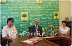 Руководитель Липецкого камерного хора Игорь Цилин, председатель департамента культуры г. Липецка Виктор Долгих и солистка хора Наталья Шабунина
