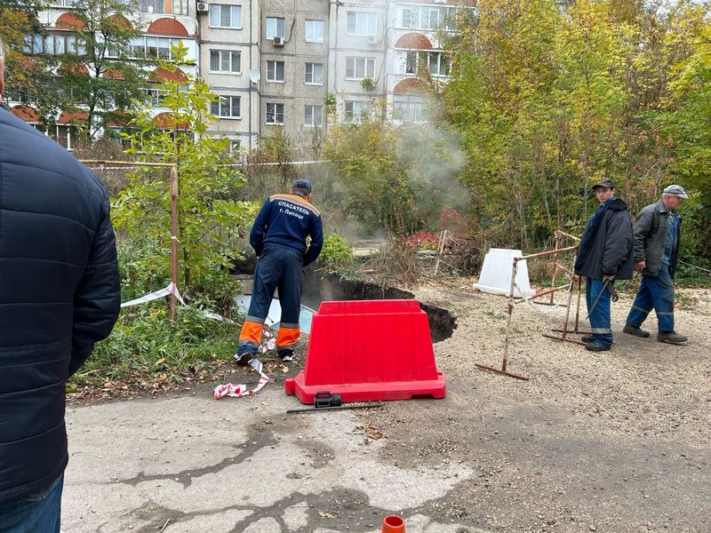 В Липецке иномарка провалилась в яму