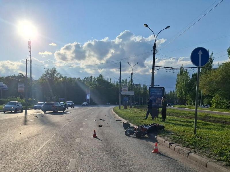 В Липецке легковушка столкнулась с мотоциклом