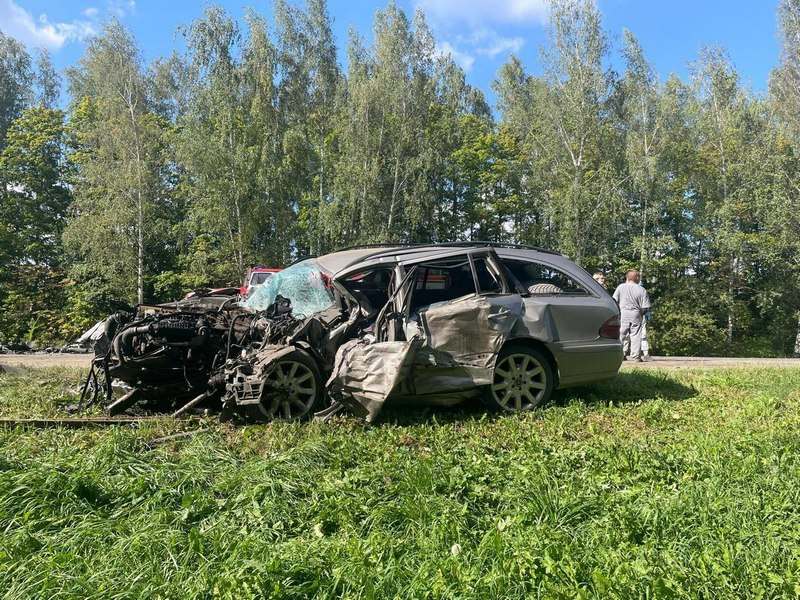 Под Липецком столкнулись «Рендж Ровер» и «Мерседес Бенц»