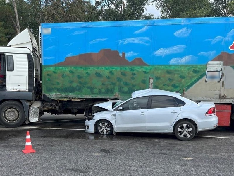 Легковушка и грузовик не поделили перекресток