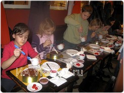 Наносим специальный состав с помощью кисточки, чтобы корж пропитался.....