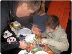 Посыпаем почти уже готовый торт шоколадной стружкой. Не без помощи взрослых, конечно же