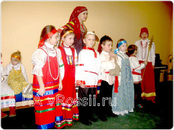 Самые молодые участники коллектива пели колядки, а зрители одаривали ребят - кто чем мог