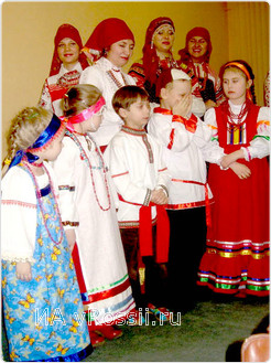 Юные участники фольклорного ансамбля 