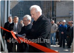 Руководители региона познакомились с процессом производства кирпичей и даже проверили продукцию на прочность