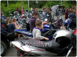 По всей России существуют тысячи байкеровских объединений.  Поэтому практически все байкеры Курска, если не друзья, то уж точно очень хорошие знакомые. И хоть курские спортбайкеры в клуб не объединены, но определенные традиции все же существуют.
 Вот, например, поставив перед собой цель побывать во всех детских домах-интернатах области, они благополучно претворяют ее в жизнь. Приезжают к ребятишкам, дарят подарки, проводят конкурсы, и самый долгожданный момент для всей ребятни,  катают на мотоциклах.

