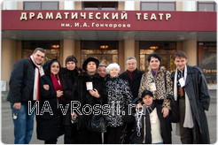 Липецкая труппа на фоне театра